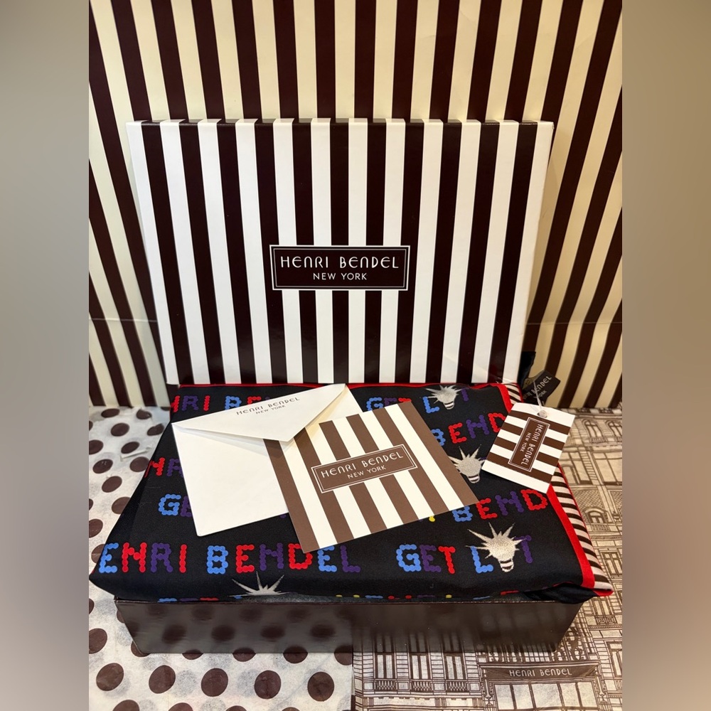 NWT HENRI BENDEL 100% SILK SCARF
Lit Up Print Firework Multi Color Square 35"